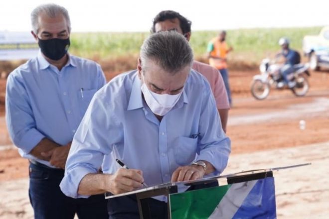 Presidente também assinou a ordem de serviço para asfaltamento da estrada em Terenos