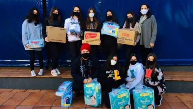 Estudantes se mobilizam para arrecadar alimentos e produtos de higiene 