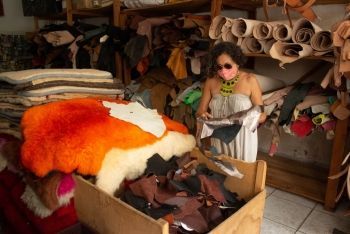 Artista lança editorial de moda com foco indígena 