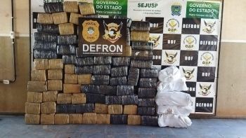 Defron encontra camionete roubada e toneladas de droga