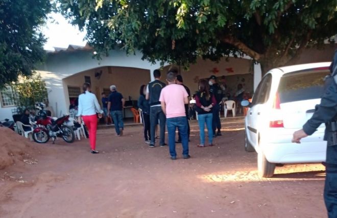 Fiscalização recebe 8 denúncias, aborda 23 pessoas e notifica estabelecimentos, festa, campos de futebol e igreja em cumprimento a decretos