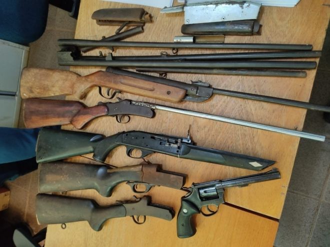 Trio é preso em chácara com arsenal de armas e drogas em MS