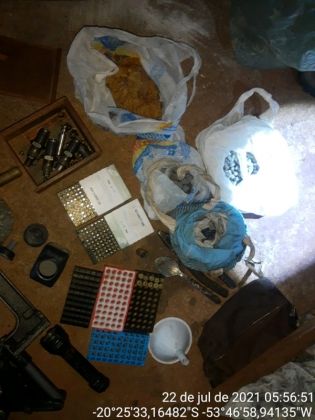 Trio é preso em chácara com arsenal de armas e drogas em MS