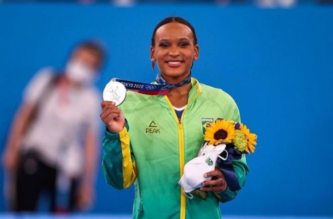 Rebeca Andrade conquista medalha inédita para o Brasil na Ginástica 