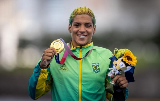 Ana Marcela Cunha conquista ouro na maratona aquática de Tóquio