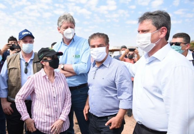 Comitiva oficial do ministro da Infraestrutura vistoria obras da Rota Bioceânica