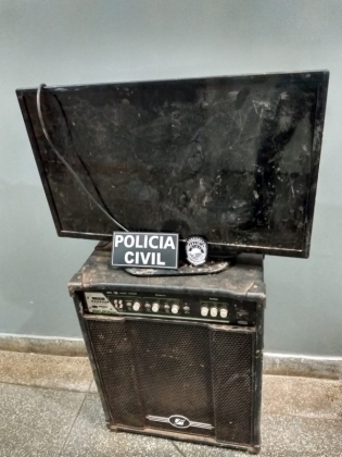 Policiais recuperam caixa de som e televisor furtados 