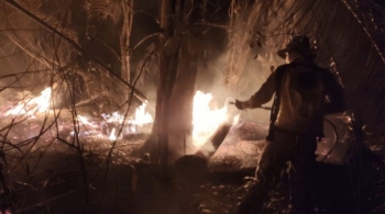 Com balde mini bombeiro ajudar corporação no Pantanal 