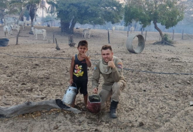 Com balde mini bombeiro ajudar corporação no Pantanal 