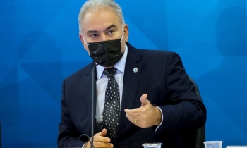 Ministro diz que efeitos adversos não podem interromper vacinação