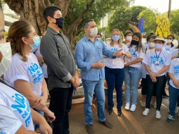 Em Campo Grande inicia campanha contra esmolas    Com direito a panfletos no semáforos e conversas com a população sobre o objetivo da ação   No primeiro dia de abordagens e blitz educativas, equipes da Secretaria Municipal de Assistência Social (SAS) e 