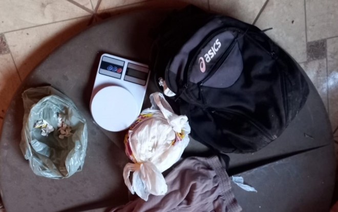 Denúncia leva cocaína em casa abandonada 