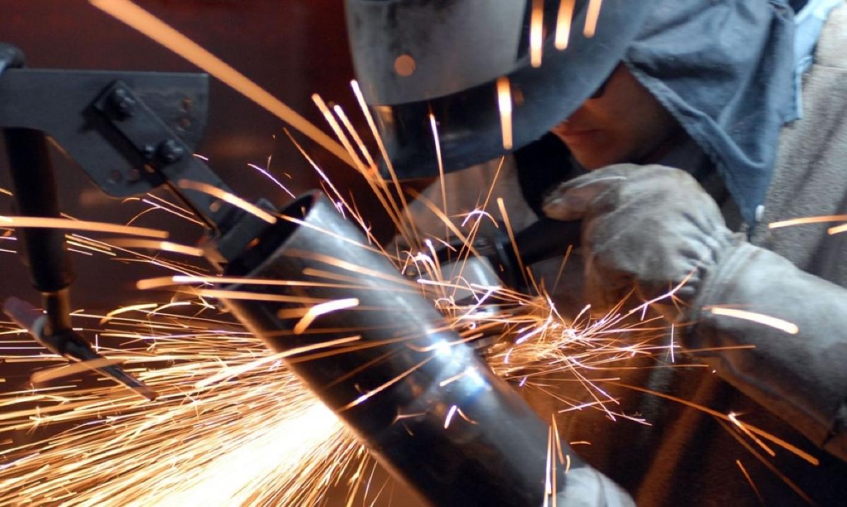 Produção industrial cai pelo terceiro mês seguido
