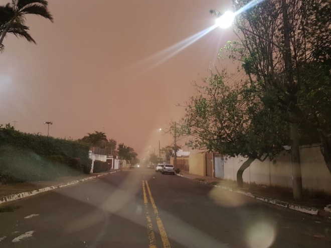 Temporal e tempestade de areia encobre Campo Grande