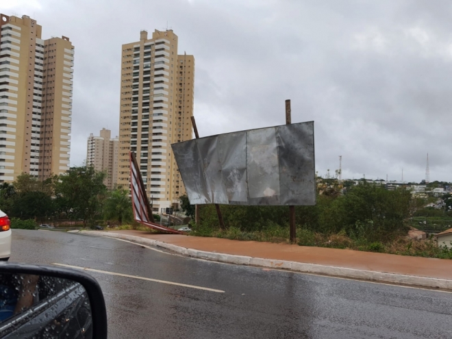 Temporal e tempestade de areia encobre Campo Grande