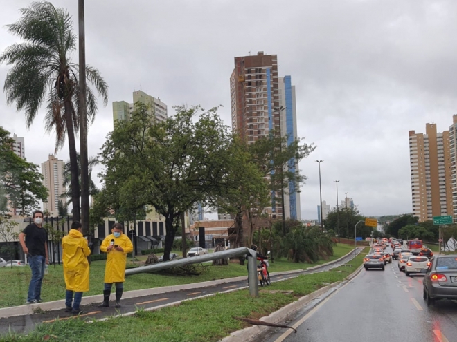 Temporal e tempestade de areia encobre Campo Grande