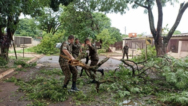 Prefeitura recebe ajuda do Exército para limpar a cidade