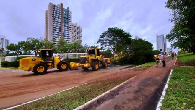 Prefeitura libera ruas obstruídas por árvores e reativa semáforos após vendaval