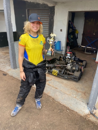 Julia Rolim conquista 1º lugar na corrida de kart em Campo Grande 