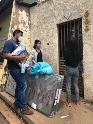 Prefeitura auxilia fam&iacute;lias ap&oacute;s vendaval