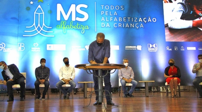 Governo lança programa para melhorar alfabetização na rede pública