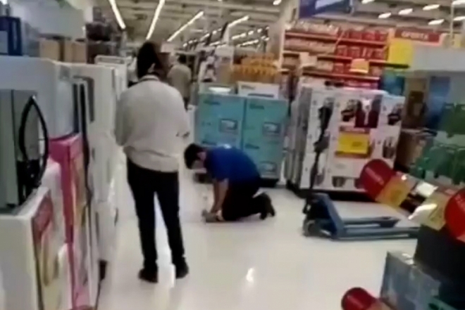 Gerente humilha funcionário que limpa chão do Carrefour