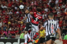 Com gols no final das partidas Corínthians e Fluminense vencem na 30ª rodada da Série A