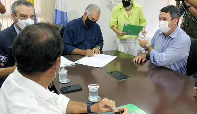 Reinaldo Azambuja amplia isenção e reduz alíquota do IPVA