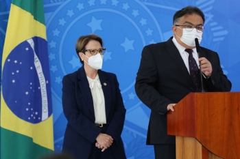 Bolsonaro diz que “Brasil está se virando atrás de fertilizantes”