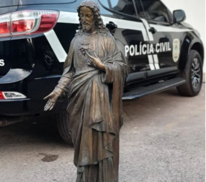 Estátua de bronze furtada de cemitério é recuperada 