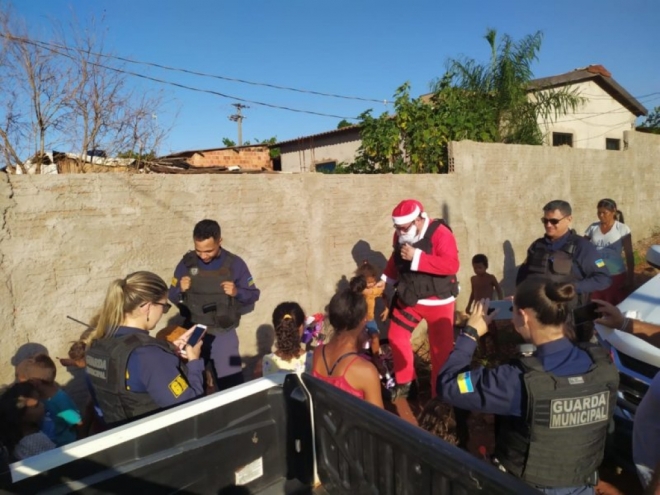 Guarda Municipal adota cartinhas de Natal e distribui amor e alegria para crianças em Dourados