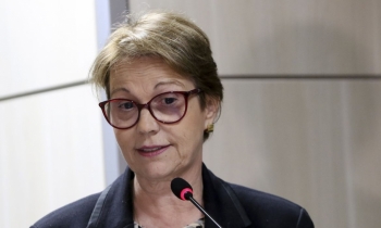 Estoque de fertilizantes está garantido até outubro, diz ministra 