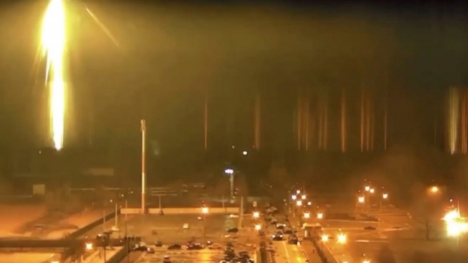 Após ataque russo, maior usina nuclear da Europa está em chamas