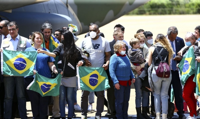Brasileiro relata misto de alívio e preocupação ao chegar ao Brasil