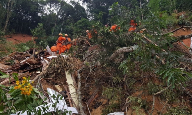 Pol&iacute;cia identifica corpos de quatro v&iacute;timas do temporal de Petr&oacute;polis