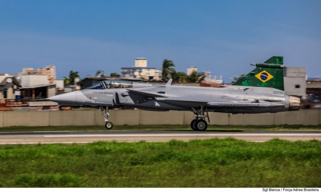 Caças Gripen já voam pelo espaço aéreo brasileiro