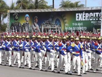 Exército está presente em momentos difíceis do país, diz presidente