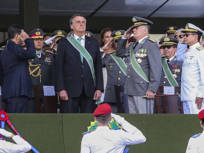 Exército está presente em momentos difíceis do país, diz presidente