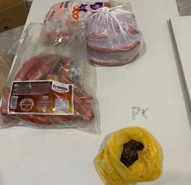 Homem é preso por furto de salsicha e calabresa 