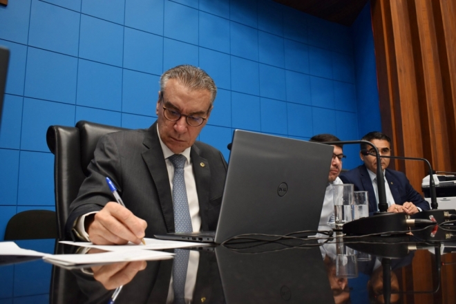 Deputados aprovam projetos e prestam homenagem a policiais