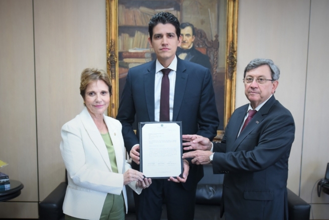 Tereza Cristina, ministro da Infraestrutura e diretor do DNIT, assinam ordem de serviço do Contorno de Três Lagoas