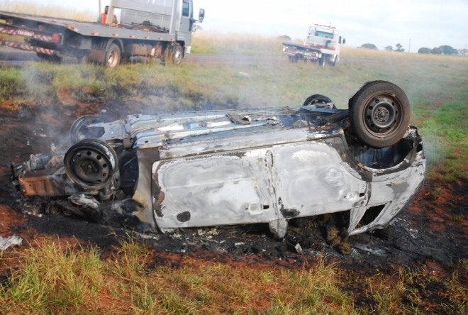 Lotado de maconha, carro capota e pega fogo na MS-338