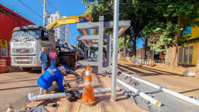 Novos pontos de ônibus começam a serem instalados na Rui Barbosa 