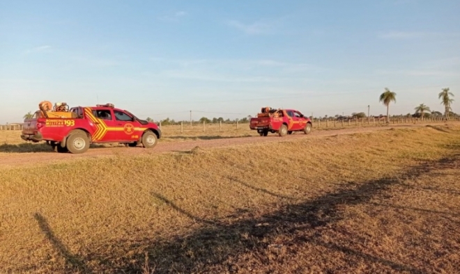 Com apoio de um avião, 40 militares trabalham no combate ao incêndio no Pantanal
