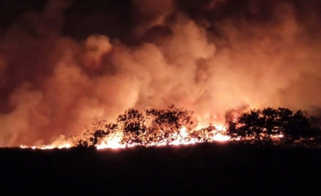 Bombeiros trabalham para conter incêndio de grande proporção na região do Nabileque