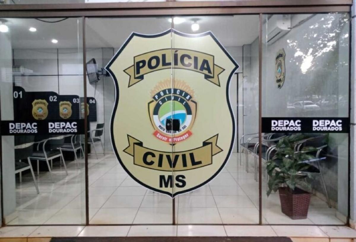 Homem agride ex-mulher e namorada dela após fim de relacionamento a três em Dourados