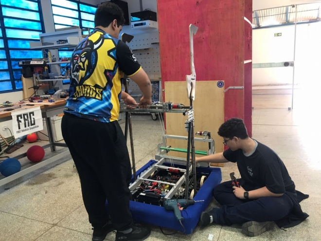 Equipe de Naviraí vai representar MS em torneio internacional de robótica  