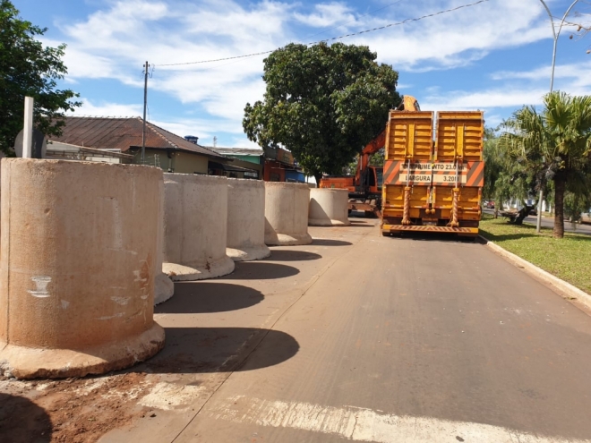 Instalação de tubos de drenagem na Antônio João exige cuidado por parte dos motoristas