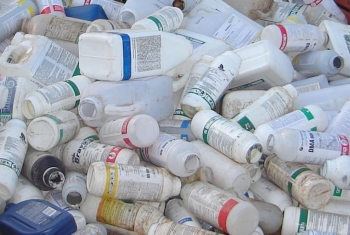 Embalagem de agrot&oacute;xicos usadas