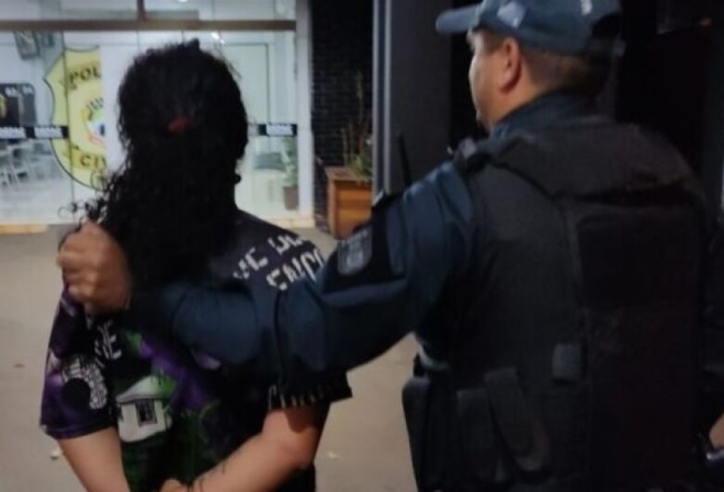 Mulher é presa por deixar filhos em conveniência e sair para um passeio